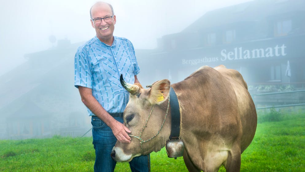 Der Bauernchef und CVP-Nationalrat Markus Ritter mit einem Rindvieh im Nebel.