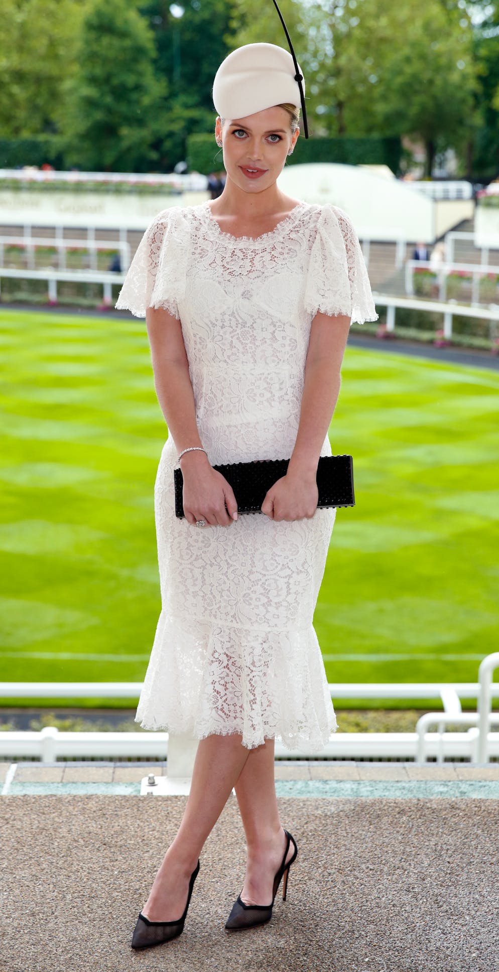 Les looks de Lady Kitty Spencer. Au Royal Ascot, elle était vêtue d'une robe en dentelle blanche. légèrement transparente.