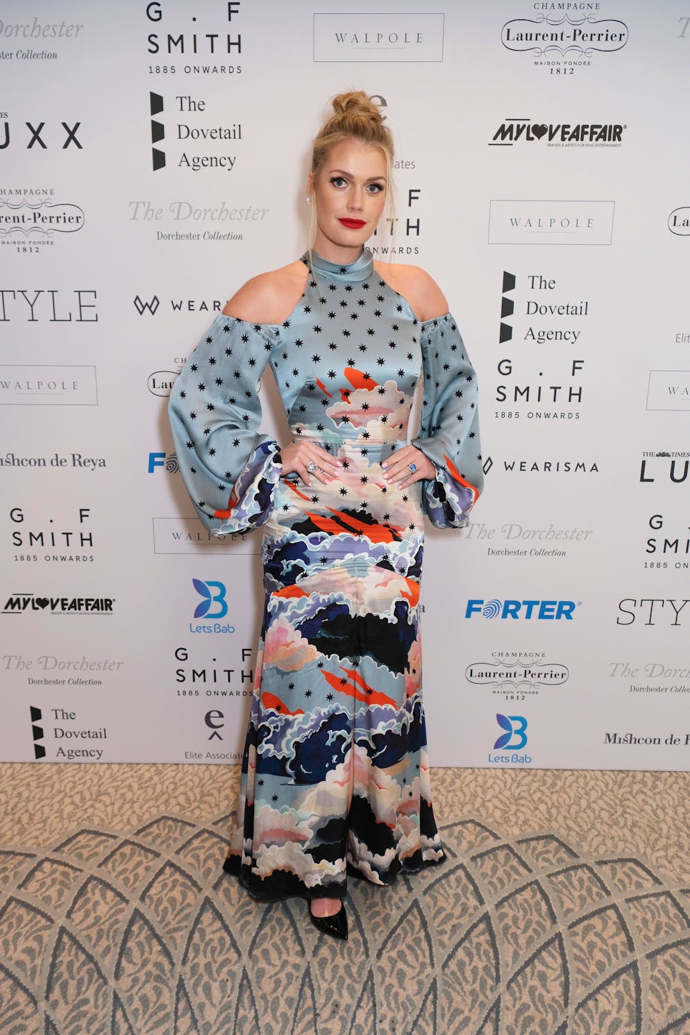 Les looks de Lady Kitty Spencer. Lady Kitty Spencer aime nous surprendre avec des looks originaux et nous prouve quelle fashionista demeure en elle avec cette robe dans un mix de motifs.