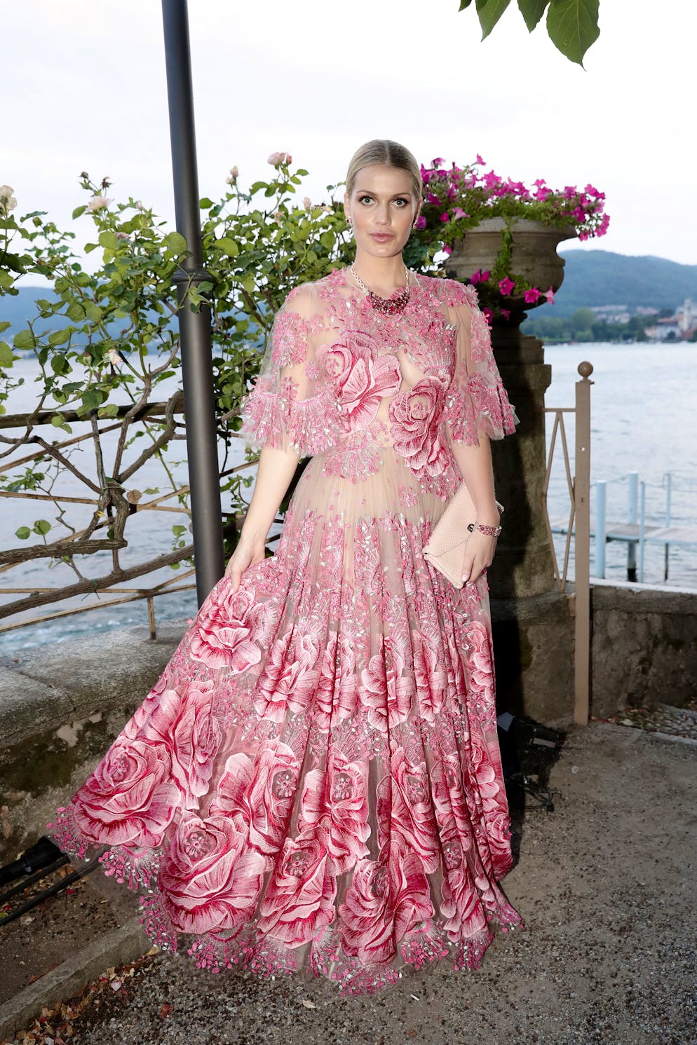 Les looks de Lady Kitty Spencer. Ce 9 juillet, pour une soirée au lac de Côme organisée par Bulgari, maison de joaillerie dont elle est l'égérie, Lady Kitty Spencer portait une robe rose à motif floral semi-transparente, un brin trop aguicheuse pour la duchesse Kate.