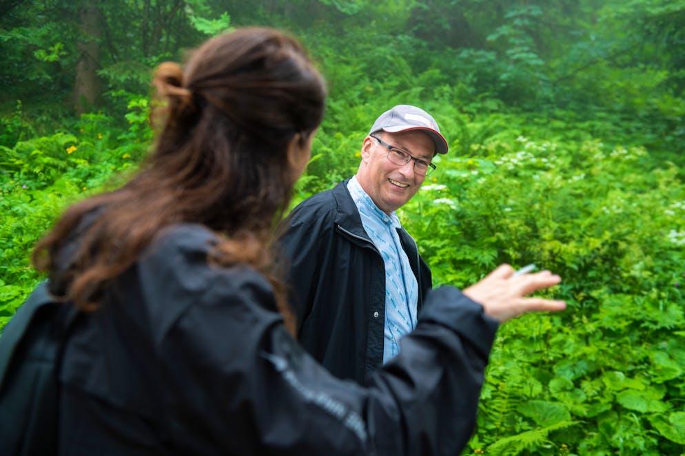 Markus Ritter auf dem Klangweg. Politische Diskussionen während der Wanderung zwischen Markus Ritter und der Journalistin Anna Kappeler.