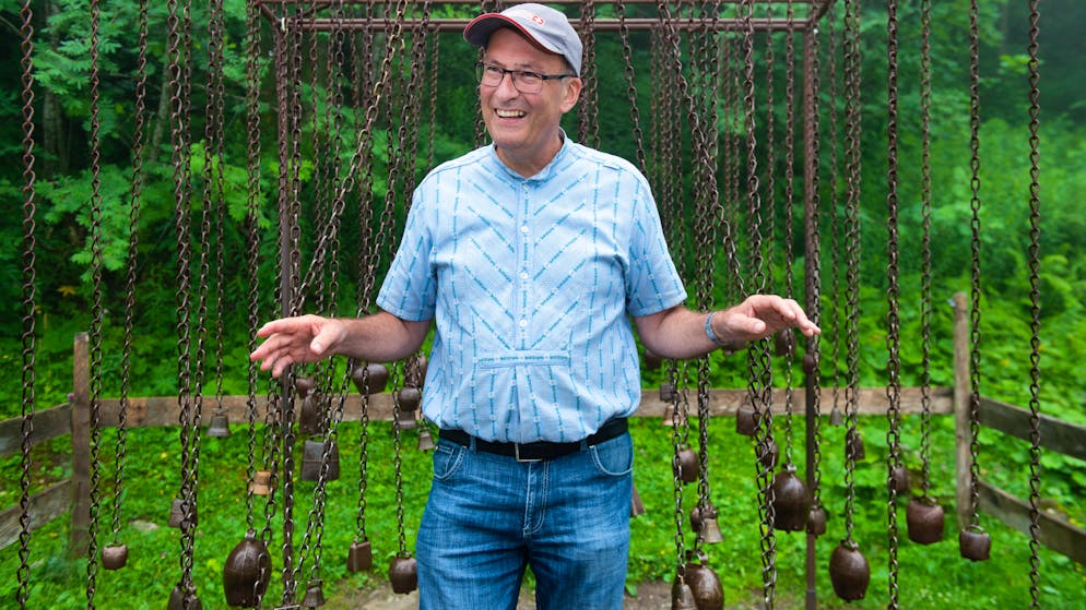 Markus Ritter auf dem Klangweg. Markus Ritter testet verschiedene Glocken auf dem Toggenburger Klangweg.