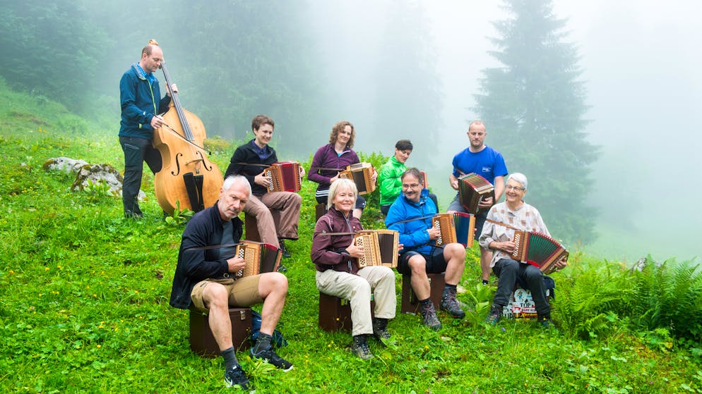 Wie aus dem Nichts tauchen auf dem Weg acht Schwyzerörgeli-Spieler und ein Kontrabassist auf.
