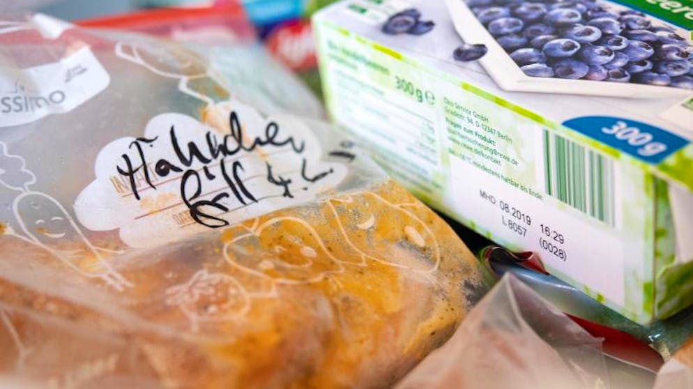 Wie lange ist Eingefrorenes essbar?. Auch wenn es Arbeit und Aufwand bedeutet: Eingefrorenes sollte immer mit Datum und Inhalt beschriftet werden.