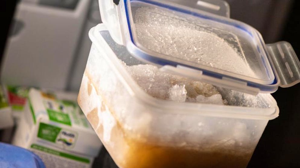 Wie lange ist Eingefrorenes essbar?. Zentimeterdicke Eiskristalle können Verbraucher schon mal rätseln lassen, was sie überhaupt eingefroren haben.