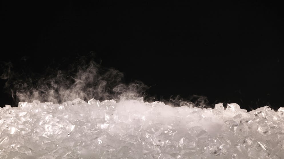 Wie lange ist Eingefrorenes essbar?. Eiskristalle entstehen, wenn Lebensmittel beim Einfrieren noch warm waren oder es Platz für zu viel Luft hatte.