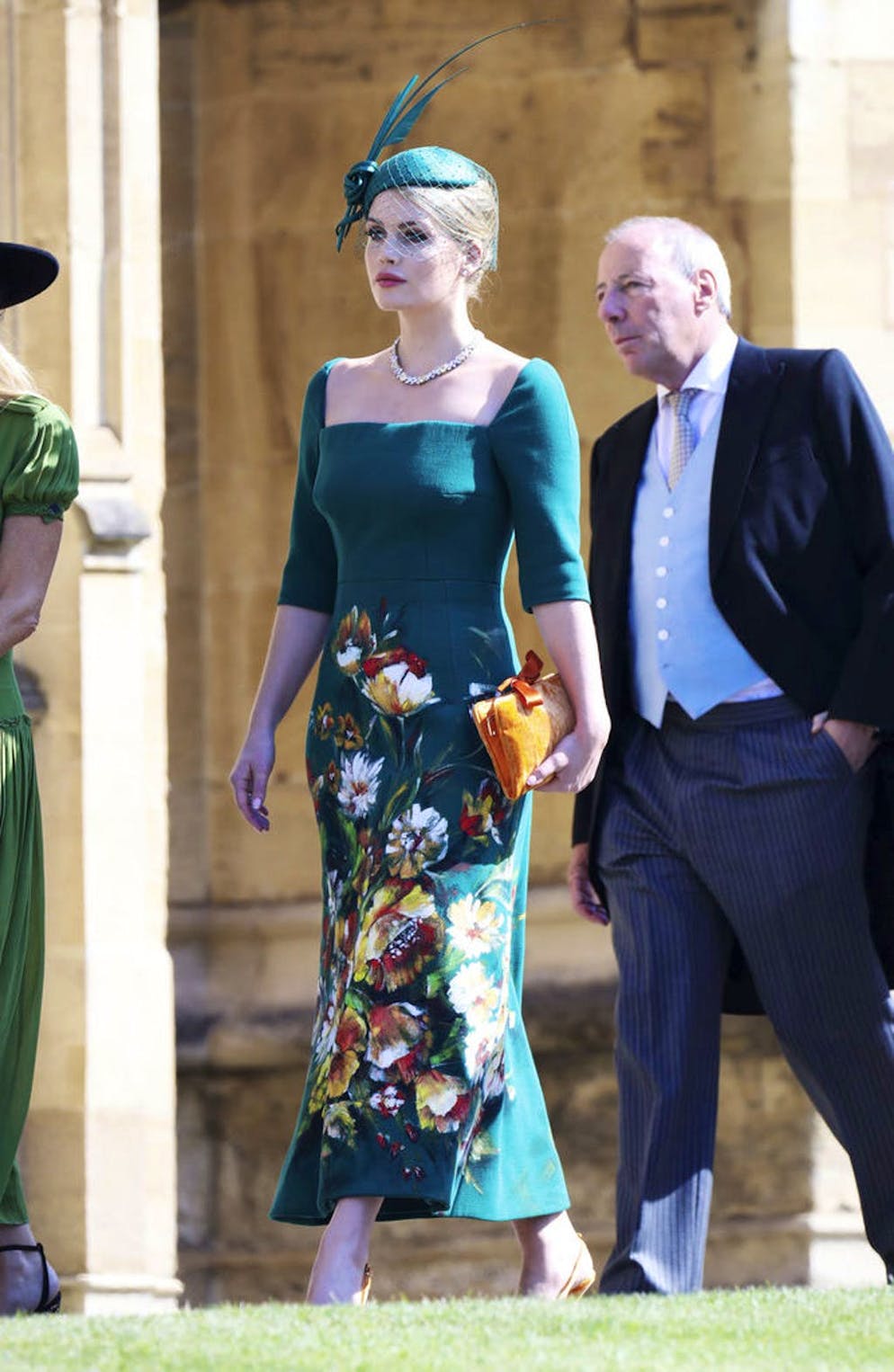 Les looks de Lady Kitty Spencer. Et voici la robe de gagnante qui l'a propulsée du jour au lendemain sous les projecteurs. A l'occasion du mariage de son cousin Harry et Meghan, Lady Kitty Spencer avait fait preuve de style, arborant cette pièce vert émeraude et à la coupe A, signée Dolce & Gabbana. Elle avait choisi des accessoires dans les tons des fleurs sur sa robe. Sublime!