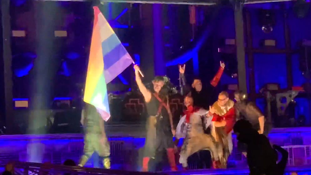 Rammstein zeigt in Polen Flagge.
