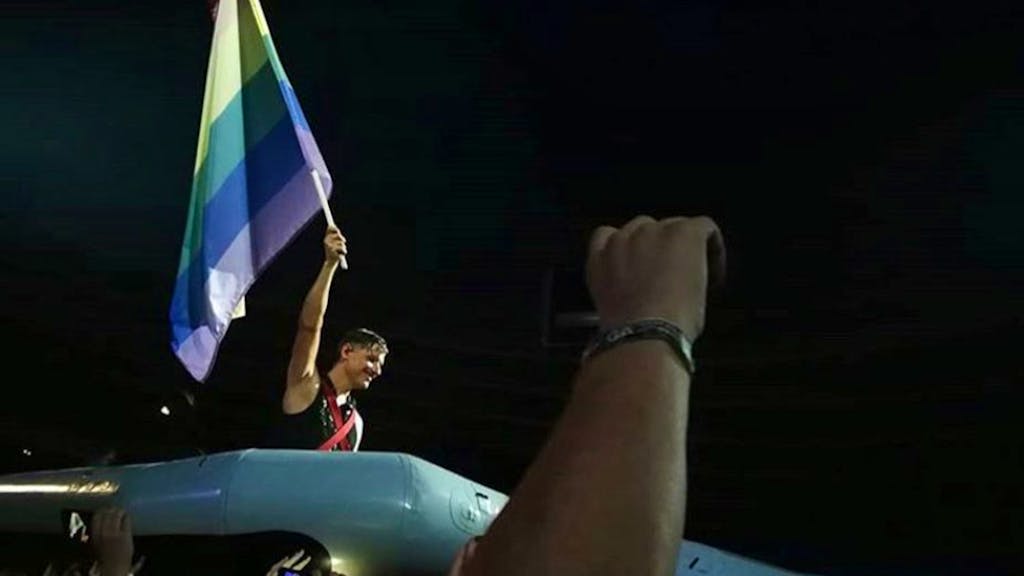 Regenbogen in Polen. Rammstein zeigt Flagge