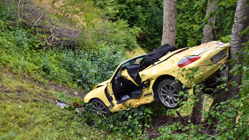 Nach einem missglückten Überholmanöver überschlug sich das Auto und prallte in einen Baum.