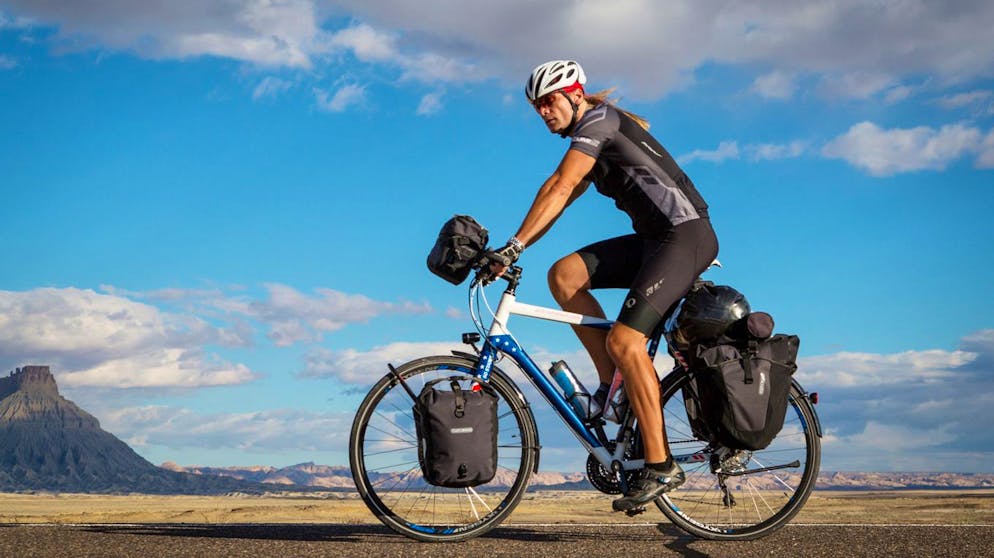 Diagnose Fernweh. Vor Dirk Rohrbach liegen 6.000 Kilometer. Der Arzt hat sich das Ziel gesetzt, auf dem Velo einmal die USA zu durchqueren. Für eine fünfteilige Dokumentation hat ihn ein Filmteam begleitet.