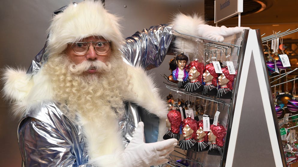 29. Juli 2019: Dieser Santa Claus eröffnet bei Selfridges das Weihnachtsgeschäft.