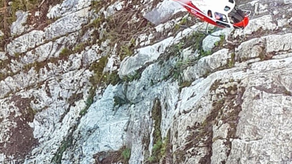 Weil das Felssturzgebiet am Axen nicht betreten werden kann, kommen Helikopter zum Einsatz.