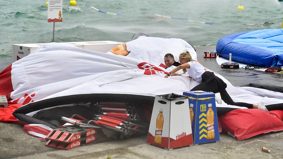Ein Stand am Züri Fäscht wird vom vorüberziehenden Gewitter plattgedrückt.