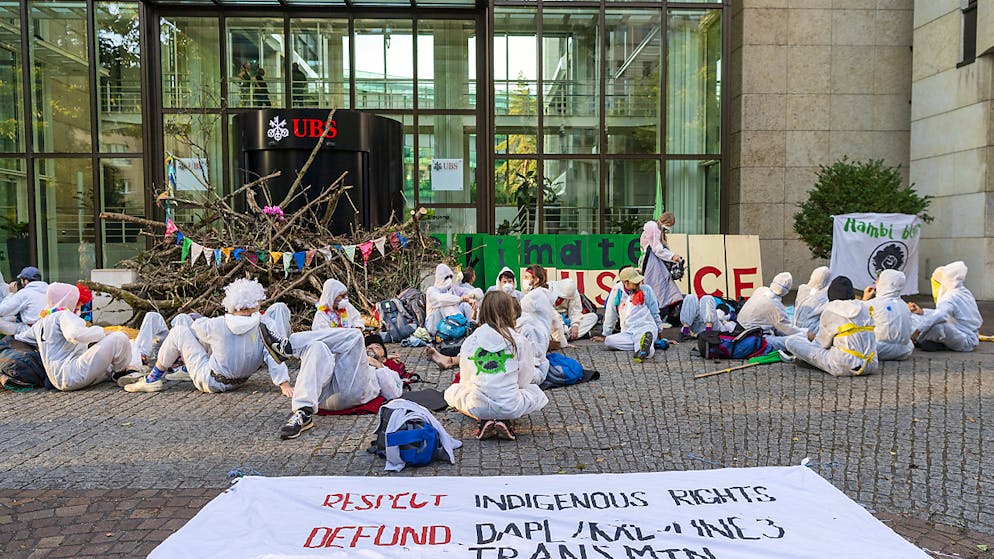 Klimaaktivisten sperren Zugang zu Banken. In Basel hatten Mitglieder der Gruppe Collective Climate Justice die Niederlassung der UBS am Aeschenplatz verbarikadiert.