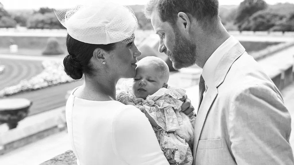 Famiglia reale britannica. Battesimo del principe Archie: la cerimonia segreta scontenta i sudditi