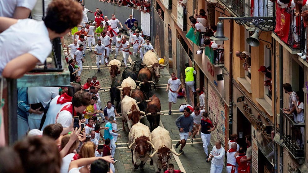 Pamplona 2019 – Stiere jagen Menschen. ... den dazugehörigen Stierlauf. Seit 1591 wird das Fest immer im Juli gefeiert, aber tatsächlich gab es die Veranstaltung, die Massen von Zuschauern anzieht, vorher schon.