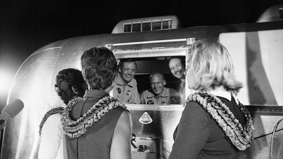 Zurück auf der Erde, aber noch in Quarantäne: Die «Apollo 11»-Astronauten werden von ihren Ehefrauen empfangen.