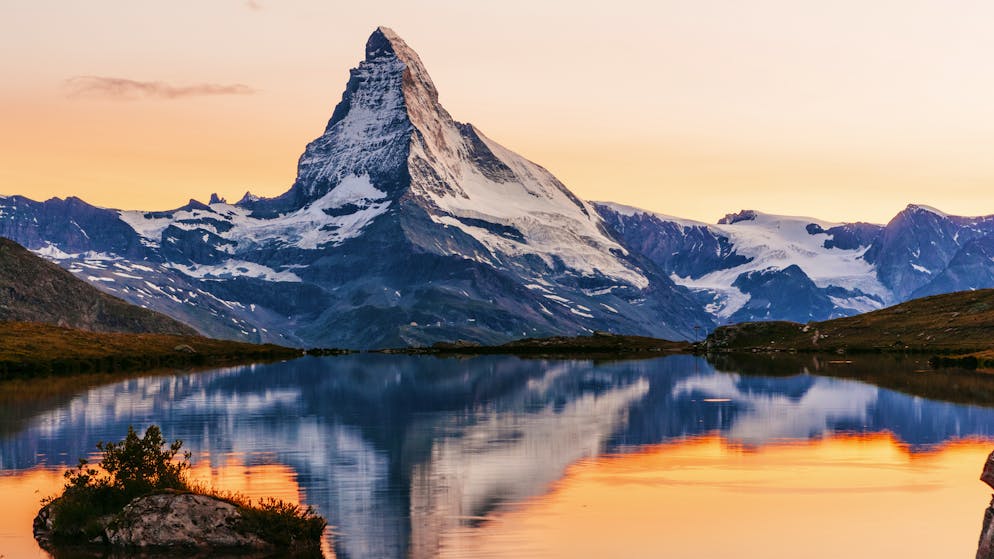Die zwölf schönsten Berggipfel der Welt. Matterhorn, Schweiz: Der Gipfel gehört zu den Wahrzeichen des Landes und ist nicht von Ungefähr einer der meistfotografierten Gipfel der Welt. Majestätisch ragt der steinerne Schönling in den Himmel empor. Am 14. Juli 1865 erreichte der Brite Edward Whymper erstmals den 4478 hohen Gipfel des Matterhorns.