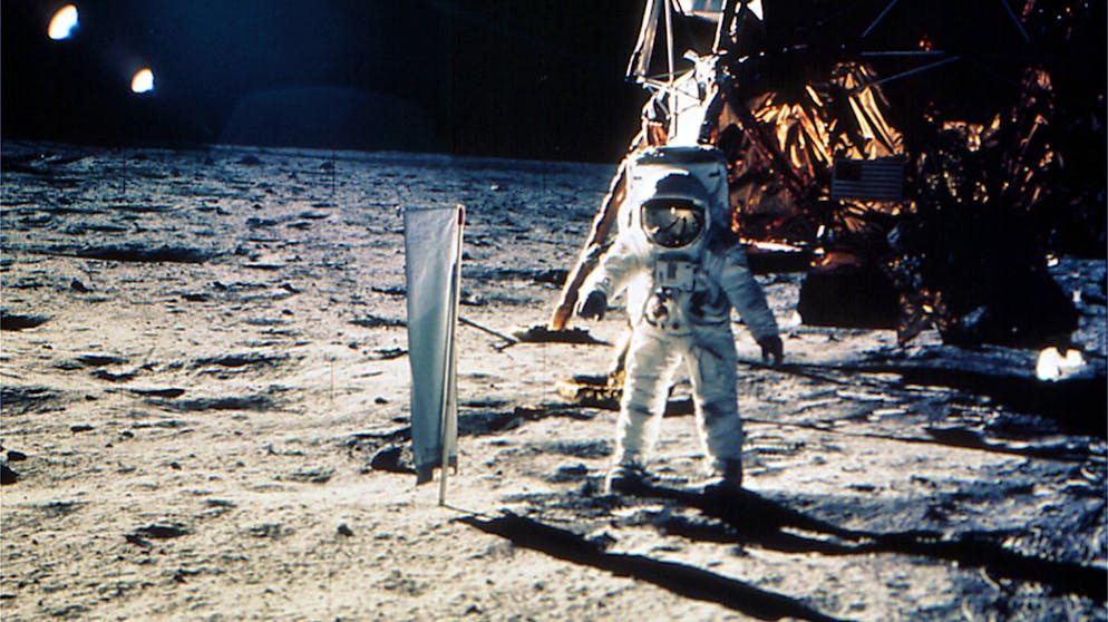 Buzz Aldrin installiert ein Sonnensegel auf dem Mond.