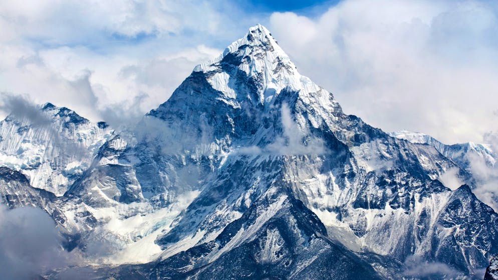 Die zwölf schönsten Berggipfel der Welt. Mount Everest, Himalaya, Nepal/China: Mit seinen 8848 Metern ist er der höchste Berg der Welt. Der Gigant unter den Gipfeln ist der Traum aller Bergsteiger. Für die Sherpas ist der Everest ein heiliger, von Geistern und Dämonen bevölkerter Berg. Besonders am Morgen und in der Abendröte wohnt dem Blick auf den Gipfel etwas Mystisches inne.