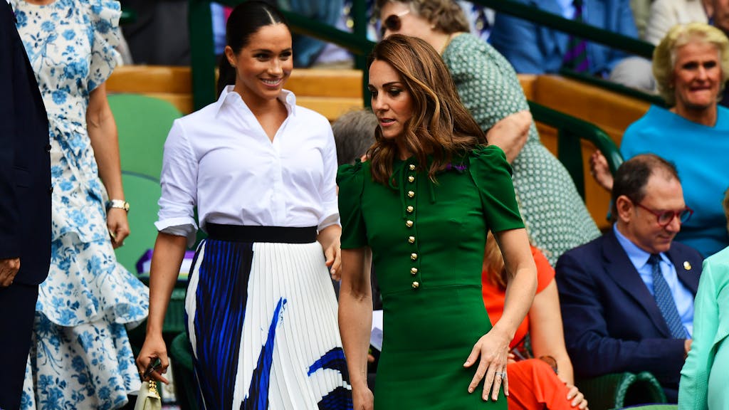 Pas une plaisanterie. Un stage universitaire pour s’habiller comme Kate et Meghan?