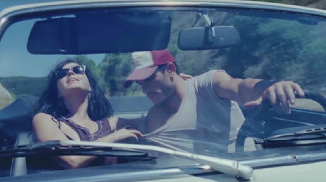 Клип девушка поет в машине. Парни поют в машине. Девушки из клипов. Клип едет в машине и поет. Клип едет в машине и поет.