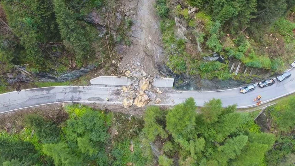 Nach Unwettern. Aufräumen im Wallis und Bündnerland