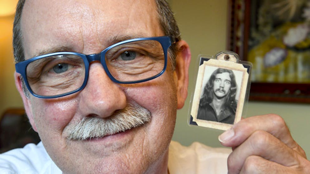 Der damalige Woodstocck-Konzertbesucher Kevin Rheden mit einem Selbstbildnis von damals.