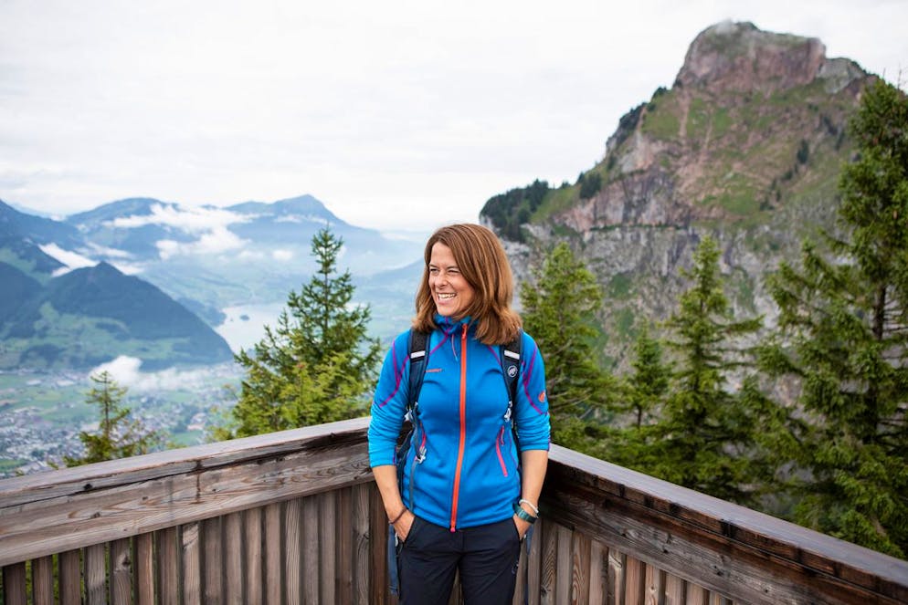 FDP-Chefin Petra Gössi auf der Rothenflue mit Blick auf den Grossen Mythen.