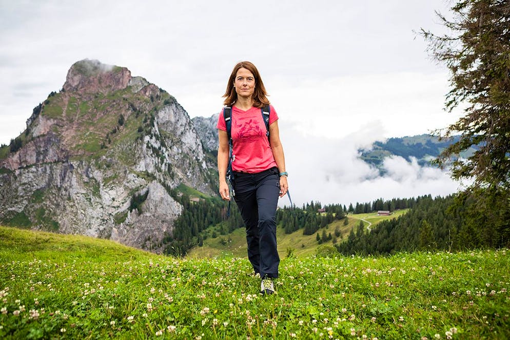 Wandern mit FDP-Chefin Petra Gössi. Joggen auch einmal bei Regen macht Petra Gössi nichts aus, sagt sie auf der Wanderung.