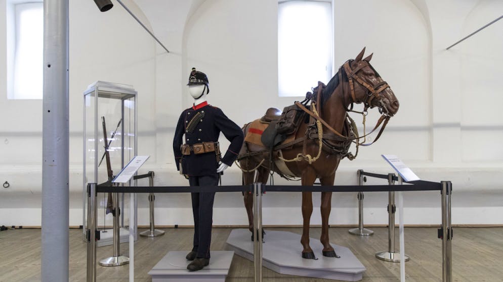 Armee feiert am Samstag 200 Jahre Waffenplatz Thun. Die Uniform und die Reitausrüstung eines Füsiliers aus dem Jahr 1898 in der Ausstellung, welche sich den Veränderungen von Waffenplatz und Stadt Thun widmet.