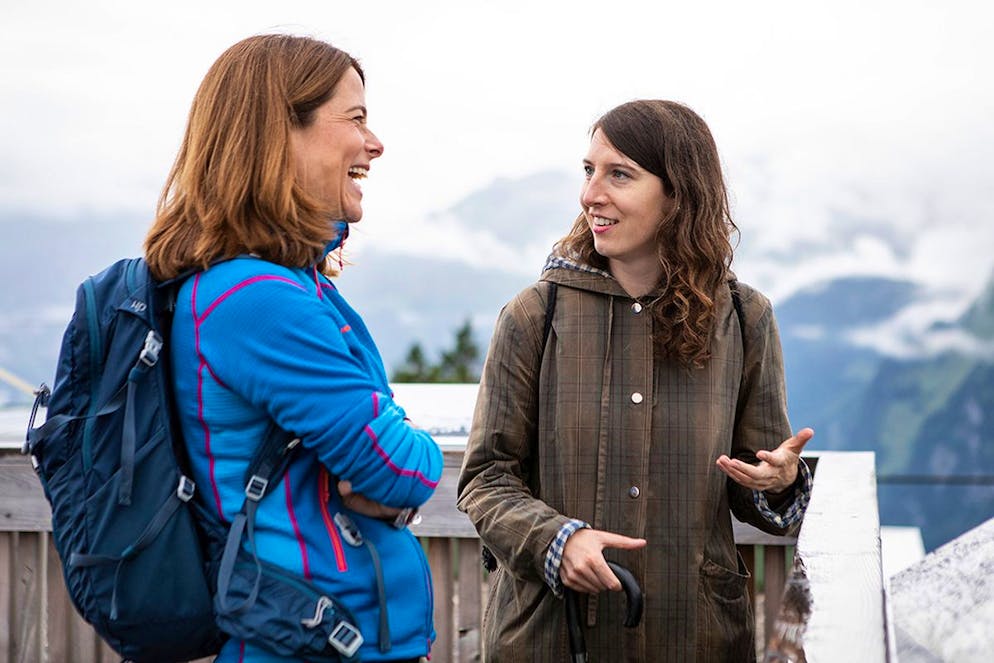 Wandern mit FDP-Chefin Petra Gössi. Die FDP-Präsidentin Petra Gössi und die «Bluewin»-Reporterin Anna Kappeler trotzen dem Regenwetter.
