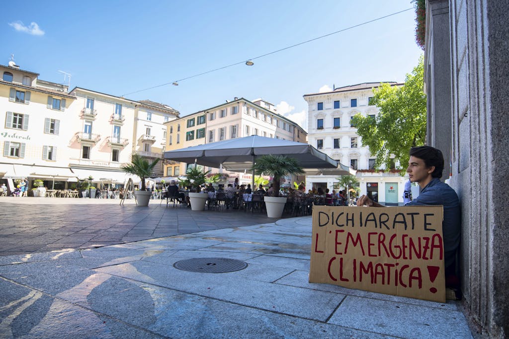 Ticino: Sit-In municipale per il Clima. Nella foto un ragazzo davanti al municipio per chiedere una presa di posizione sulla problematica del cambiamento climatico. Il Sit-in si svolge contemporaneamente in più comuni e dura tutto il giorno.