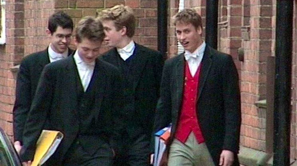 William, Harry et Cie: les notes des membres de la famille royale. La biologie semble avoir été l’épreuve la plus difficile pour lui; il a réussi l’examen avec un C, une note qui équivaut chez nous à un 4. Bien qu’il ait eu sa meilleure note en géographie – un A (6) –, William a choisi un cursus plus proche de sa troisième matière d’examen, à savoir…