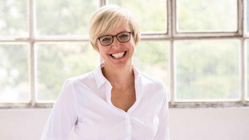 So hält uns das Smartphone vom Arbeiten ab – und was wir dagegen tun können. Gabriele Thies arbeitet als Organisationsberaterin und Coach. Sie rät, nur zu bestimmten Zeiten private Mails und Nachrichten zu checken, zum Beispiel einmal am Vormittag und einmal am Nachmittag.