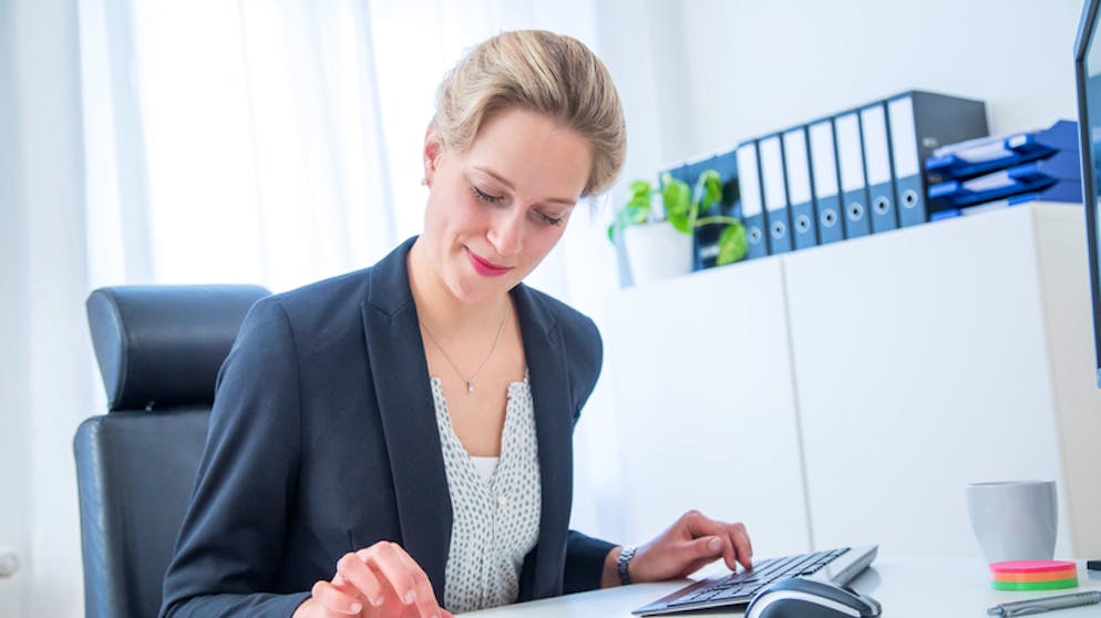 So hält uns das Smartphone vom Arbeiten ab – und was wir dagegen tun können. Das Smartphone kann am Arbeitsplatz Produktivität kosten: Push-Nachrichten sollte man also ausschalten, oder am besten gleich das Handy.