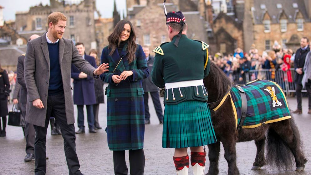 Herzogin Meghan: Ihre teuersten Looks. Nicht nur für Kleider, auch für Mäntel kann man ein Vermögen ausgeben: Der Burberry-Mantel, den Meghan Markle im Februar 2018 bei ihrer Kennenlernreise in Edinburgh trug, kostete rund 2'400 Franken! Dafür passte er dann aber auch perfekt zum Outfit des Ponys, dass es vor Ort zu streicheln galt.