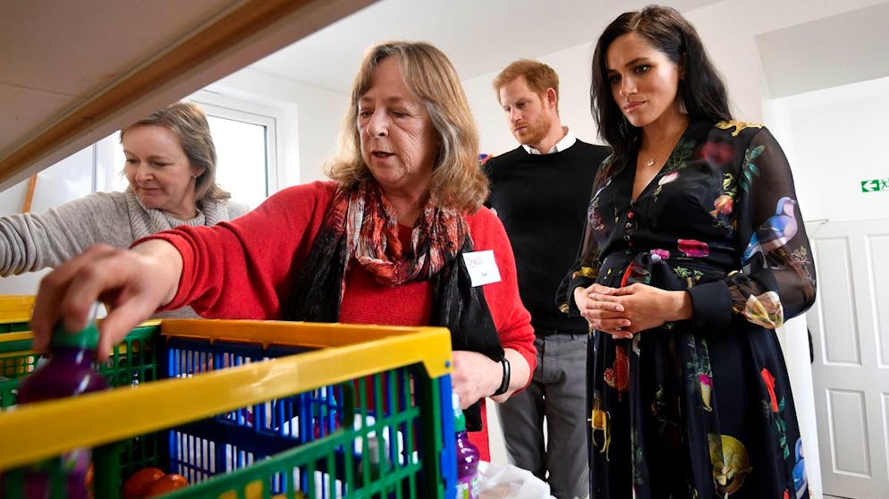 Herzogin Meghan: Ihre teuersten Looks. Beneidenswert: Auch im sechsten Schwangerschaftsmonat musste es für Meghan nicht immer Umstandsmode sein. Das traumhafte Seiden-Chiffon-Dress von Oscar de la Renta, das sie im Februar 2019 in Bristol trug, ist ein ganz normales Kleid. Normal zumindest für jemanden, der 1'750 Franken für ein Kleid ausgibt.