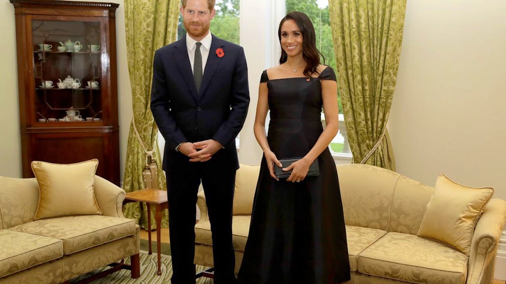 Herzogin Meghan: Ihre teuersten Looks. Ja, auch Herzogin Meghan weiss um den Zauber des kleinen Schwarzen. Beweisstück A: Das 2'400 Franken teure Modell der uruguayischen Designerin Gabriela Hearst, in dem sie während ihrer Neuseelandreise auf Premierministerin Jacinda Ardern wartete.