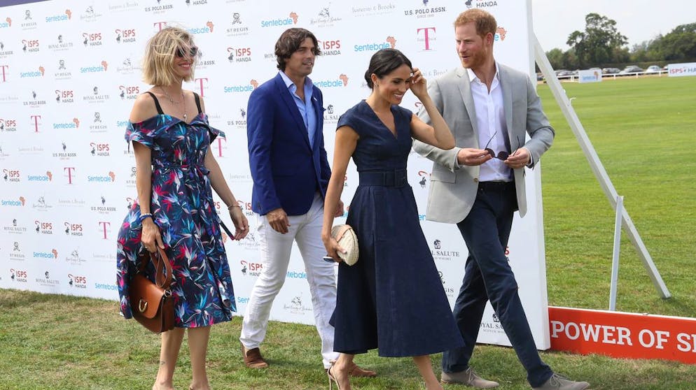Herzogin Meghan: Ihre teuersten Looks. Dass Dunkelblau ihre Farbe ist, bewies Herzogin Meghan auch im Juli 2018, als sie ein Wohltätigkeitspoloturnier ihres Ehemanns besuchte. Diesmal stammte das Kleid aus der Kollektion von Carolina Herrera und wird im Durchschnitt für 2'130 Franken gehandelt. Ob High Heels die beste Wahl auf Rasen sind, sei dahingestellt.