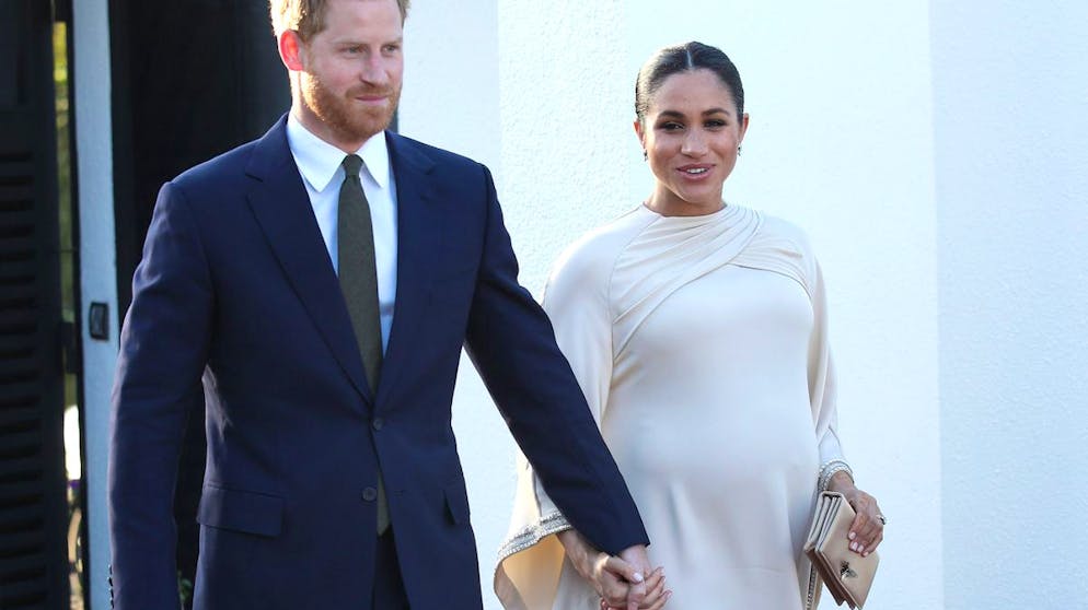 Herzogin Meghan: Ihre teuersten Looks. Beim Empfang des britischen Botschafters in Rabat sah die schwangere Herzogin im elfenbeinfarbenen, bodenlangen Dior-Kaftan aus wie einem Märchen aus «Tausendundeiner Nacht» entstiegen. Das hatte seinen Preis: 107'000 Franken soll die Massanfertigung gekostet haben. Dagegen wirkten die 8'700-Franken-Diamantohrringe, die sie dazu trug, wie ein Schnäppchen.