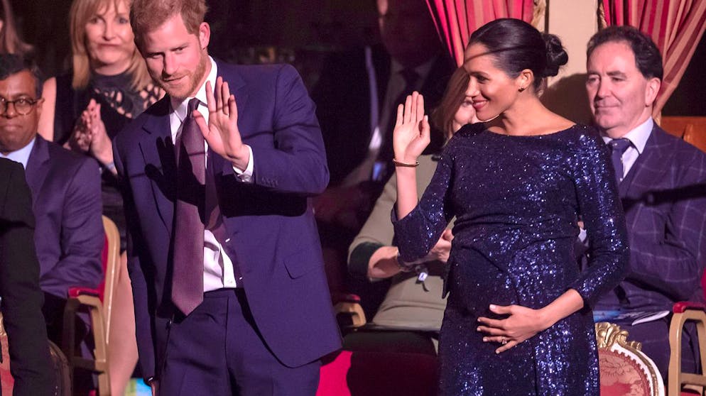 Herzogin Meghan: Ihre teuersten Looks. Allerdings hat Herzogin Meghan auch Kleider im Schrank, deren Preis sich auch ohne passende Jacke in ähnlichen Höhen bewegt. Da wäre etwa das rund 5'500 Franken teure nachtblaue Kleid von Roland Mouret, in dem sich die schwangere Herzogin im Januar 2018 zur Premiere einer Cirque-du-Soleil-Show zeigte.