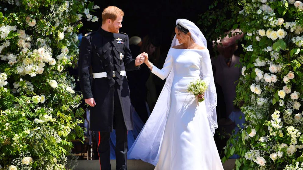 Herzogin Meghan: Ihre teuersten Looks. Für ihr eigentliches Brautkleid jedoch, den langärmligen Givenchy-Traum, musste sie noch mehr als 100'000 Franken drauflegen: 260'000 Franken kostete das Brautkleid, in dem sie am 19. Mai 2018 zum Altar schritt – und wie eine Prinzessin aussah.