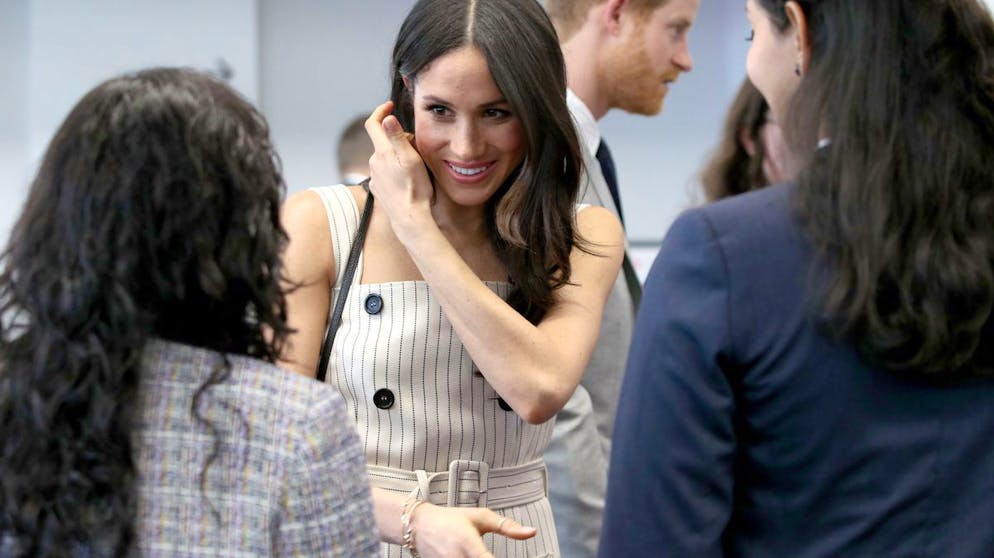Herzogin Meghan: Ihre teuersten Looks. Bereits vor ihrer Hochzeit mit Prinz Harry nahm Meghan an Commonwealth-Veranstaltungen teil. Zum Treffen der Regierungschefs des Commonwealths im April 2018 wählte sie ein helles Nadelstreifenkleid von Altuzarra, das umgerechnet rund 1'950 Franken kostete.
