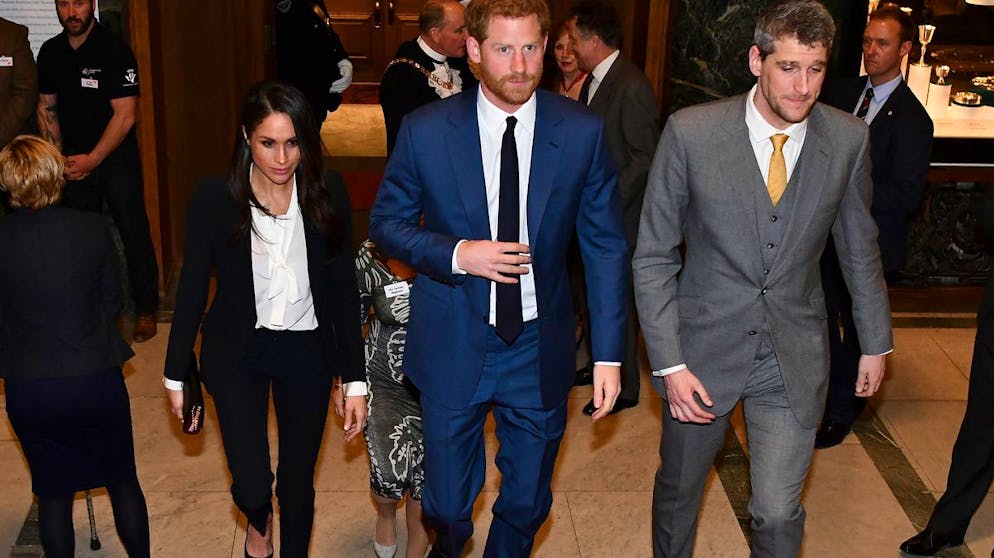 Herzogin Meghan: Ihre teuersten Looks. Auch zu den Endeavour Fund Awards wählte Meghan, damals noch Markle, einen Hosenanzug. Der stammte von Alexander McQueen und schlug mit 2'730 Franken zu Buche, dazu kam noch der Blusenbody von Tuxe für 270 Franken. Immerhin waren die 3'000 Franken gut investiert: Das Outfit bekam sehr gute Kritiken.