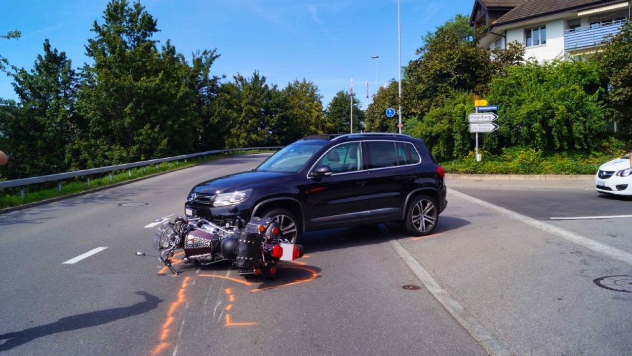 Verkehrsunfall: Motorradfahrer Bei Unfall In Zug Erheblich Verletzt ...