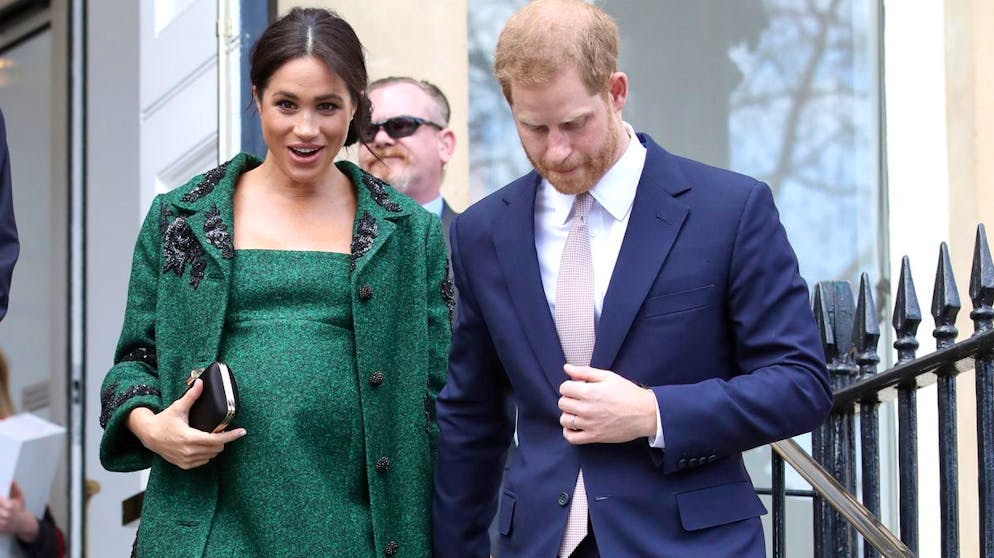 Herzogin Meghan: Ihre teuersten Looks. Wie viel das massgeschneiderte Mantel- und Kleid-Ensemble des kanadischen Designers Erdem kostete, das Herzogin Meghan zu einem Commonwealth Event im Londoner Canada House trug, kann nur geschätzt werden. Promi-Stylist Lucas Armitage jedenfalls preiste es in der britischen Klatschpresse bei rund 9'600 Franken ein.