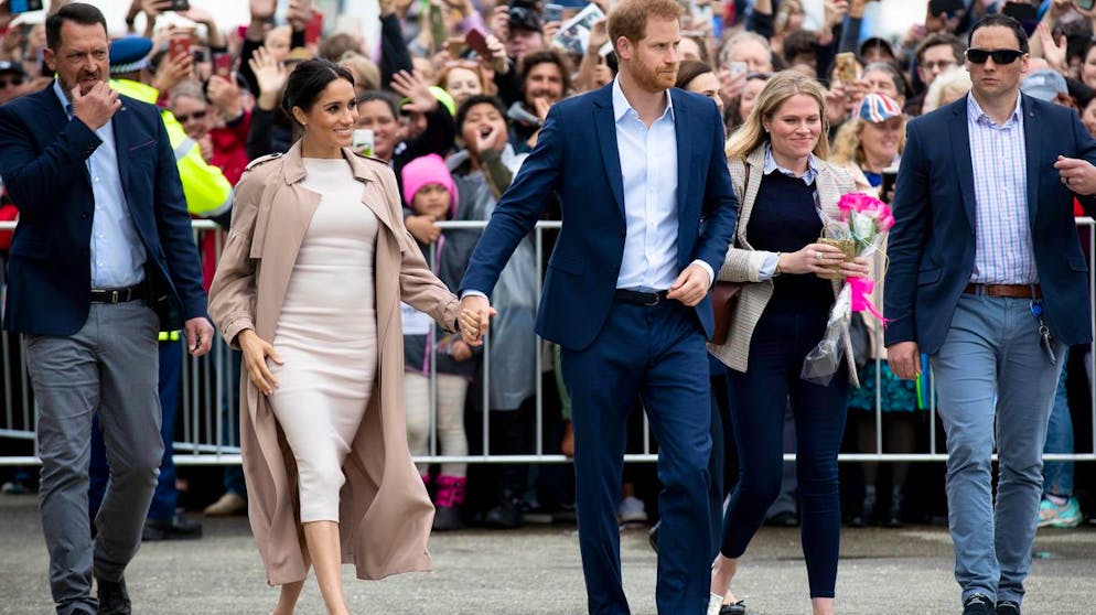 Herzogin Meghan: Ihre teuersten Looks. Eigentlich wirkt der Look, das Herzogin Meghan für ihren Spaziergang durch Auckland wählte, vergleichsweise schlicht. Tatsächlich aber steht auf dem Preisschild des Brandon-Maxwell-Kleides in der Regel eine Zahl um die 2'480 Franken, auf dem des Burberry-Trenchcoats 2'880 Franken. Sprich: Meghan bummelte in einem 4'360-Franken-Outfit durch die Stadt.