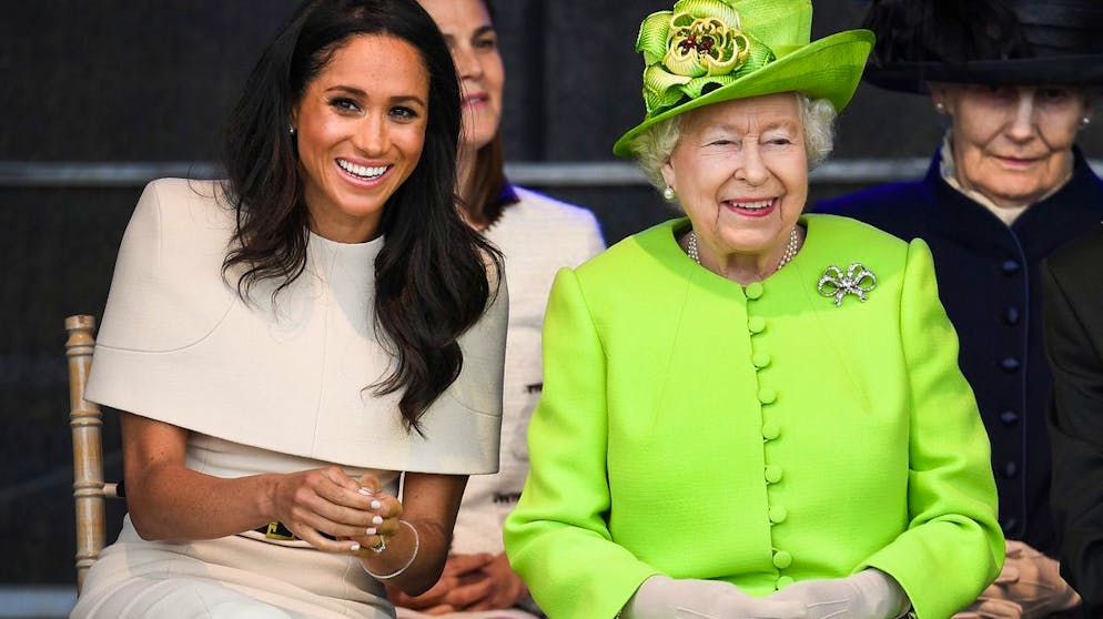 Herzogin Meghan: Ihre teuersten Looks. Was trägt man, wenn man zum ersten Mal allein mit der Chefin unterwegs ist? Herzogin Meghan entschied sich bei ihrem ersten offiziellen Termin an der Seite von Queen Elizabeth II. für ein sehr elegantes Kleid aus dem Hause Givenchy. Kostenpunkt: 17'660 Franken.